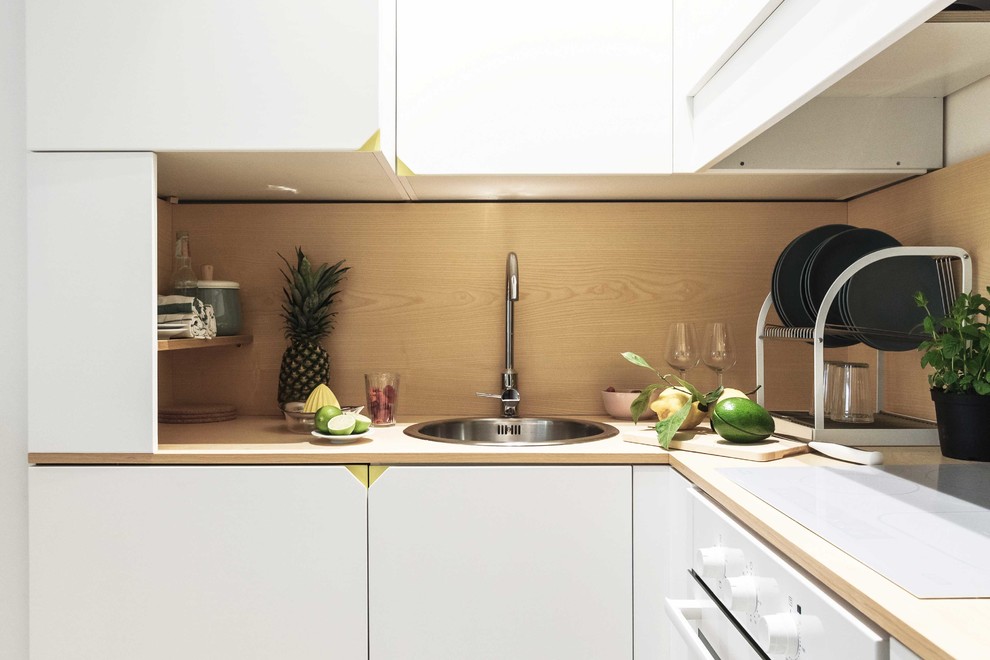 Стильный дизайн: маленькая угловая кухня в современном стиле для на участке и в саду - последний тренд