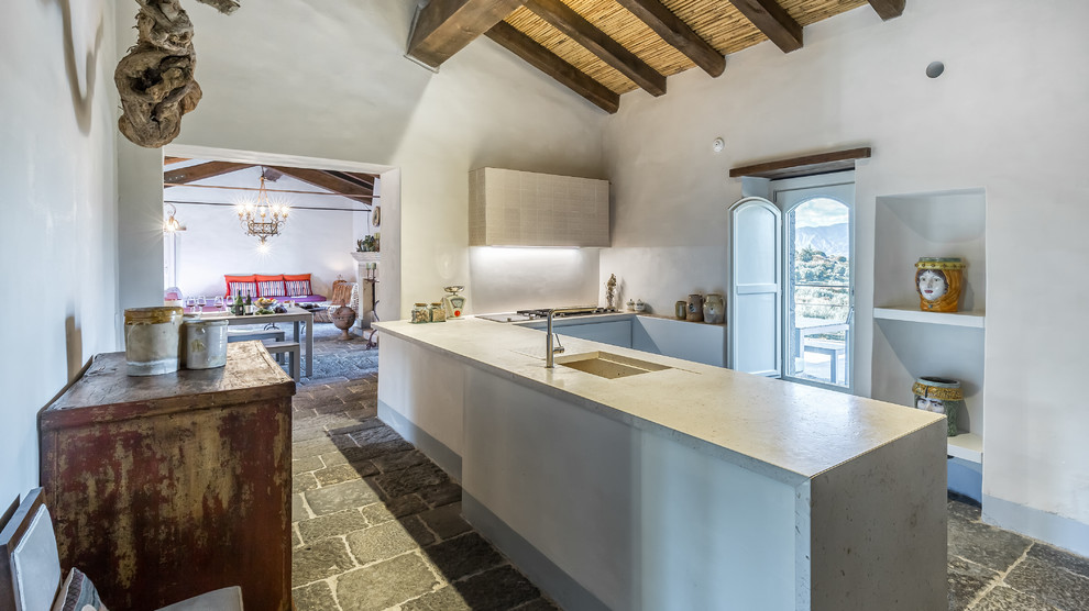 Geschlossene Mediterrane Küche in U-Form mit Unterbauwaschbecken, Küchenrückwand in Grau, Halbinsel, grauem Boden und grauer Arbeitsplatte in Catania-Palermo