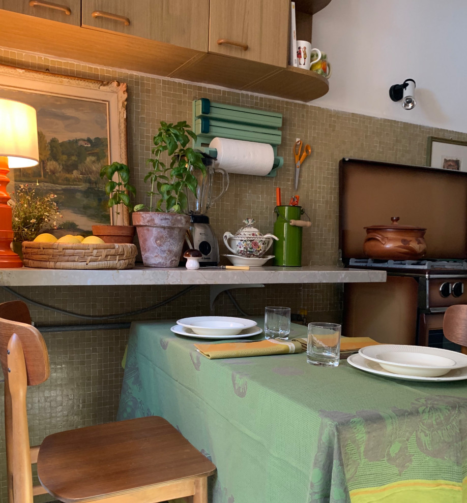 Exempel på ett litet eklektiskt beige beige kök, med en dubbel diskho, släta luckor, skåp i ljust trä, marmorbänkskiva, beige stänkskydd, stänkskydd i mosaik, terrazzogolv och beiget golv