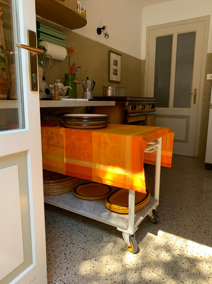 Foto på ett litet eklektiskt beige kök, med en dubbel diskho, släta luckor, skåp i ljust trä, marmorbänkskiva, beige stänkskydd, stänkskydd i mosaik, terrazzogolv och beiget golv