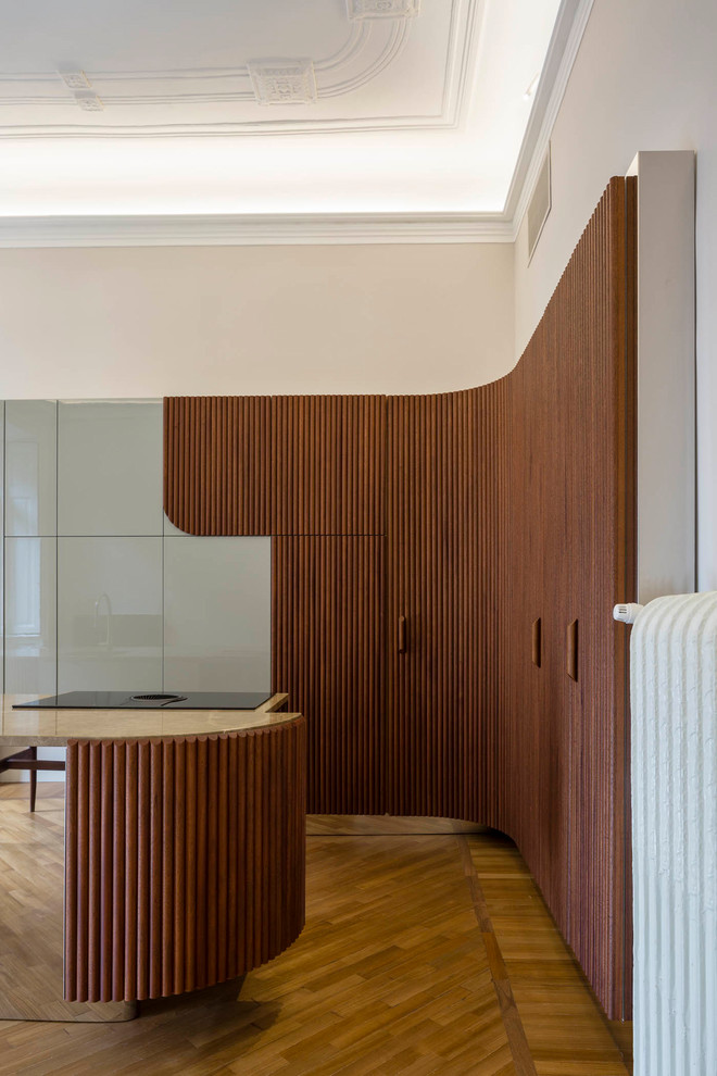Foto di una grande cucina design chiusa con ante lisce, ante in legno bruno, top in marmo, parquet chiaro e pavimento marrone