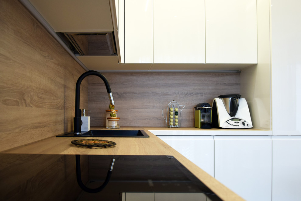 Идея дизайна: угловая кухня в стиле модернизм с коричневым полом