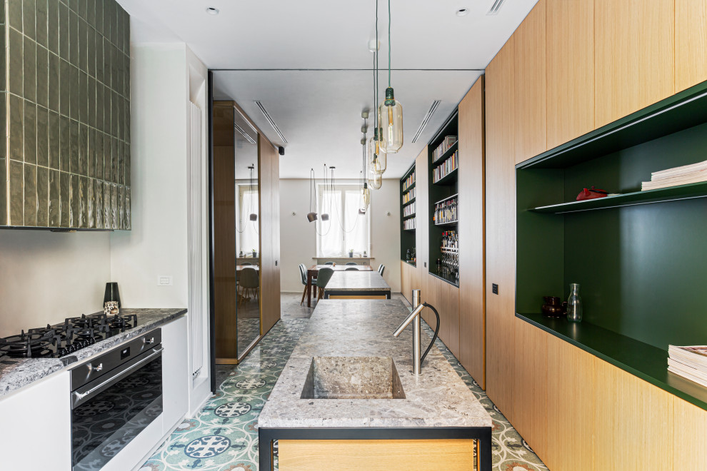 Zweizeilige, Große Moderne Wohnküche mit integriertem Waschbecken, Kassettenfronten, hellen Holzschränken, Marmor-Arbeitsplatte, Küchengeräten aus Edelstahl, Marmorboden, zwei Kücheninseln, buntem Boden und grauer Arbeitsplatte in Mailand