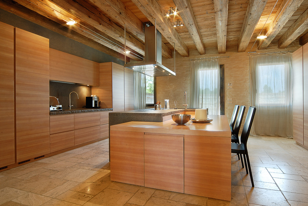 На фото: прямая кухня в современном стиле с плоскими фасадами, коричневым фартуком, островом и светлыми деревянными фасадами с