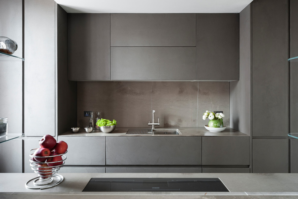 Esempio di una piccola cucina design con ante bianche, parquet scuro e pavimento marrone
