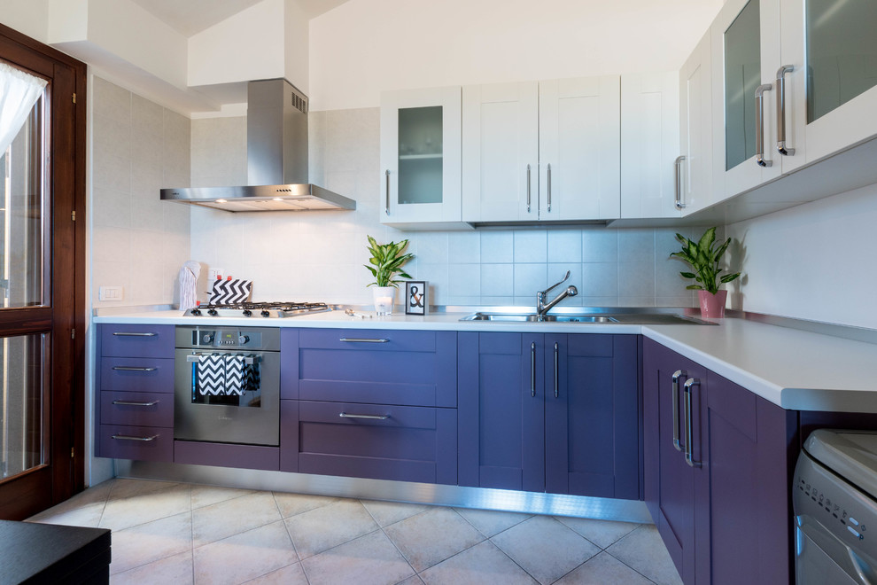 Aménagement d'une cuisine moderne avec des portes de placard violettes.