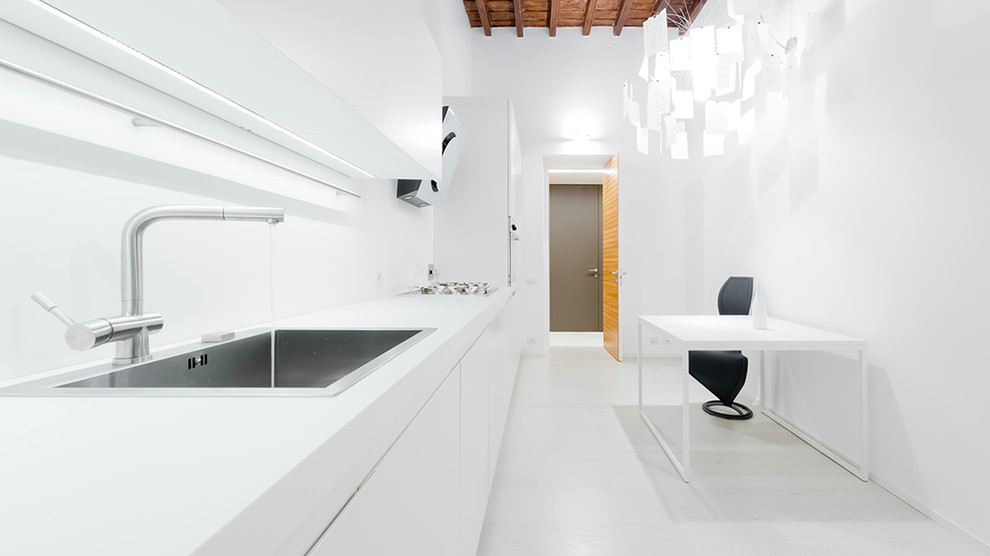 Einzeilige, Mittelgroße Moderne Wohnküche mit Einbauwaschbecken, flächenbündigen Schrankfronten, weißen Schränken, Mineralwerkstoff-Arbeitsplatte und Porzellan-Bodenfliesen in Turin