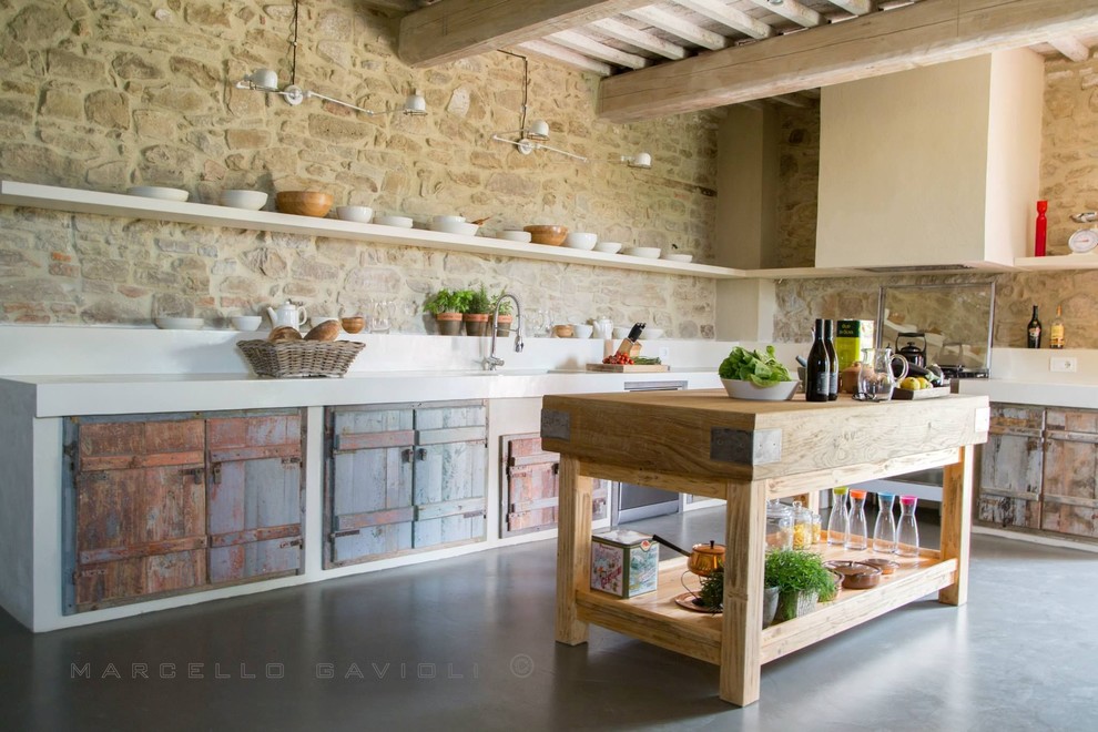 Landhausstil Küche mit Mauersteinen in Florenz