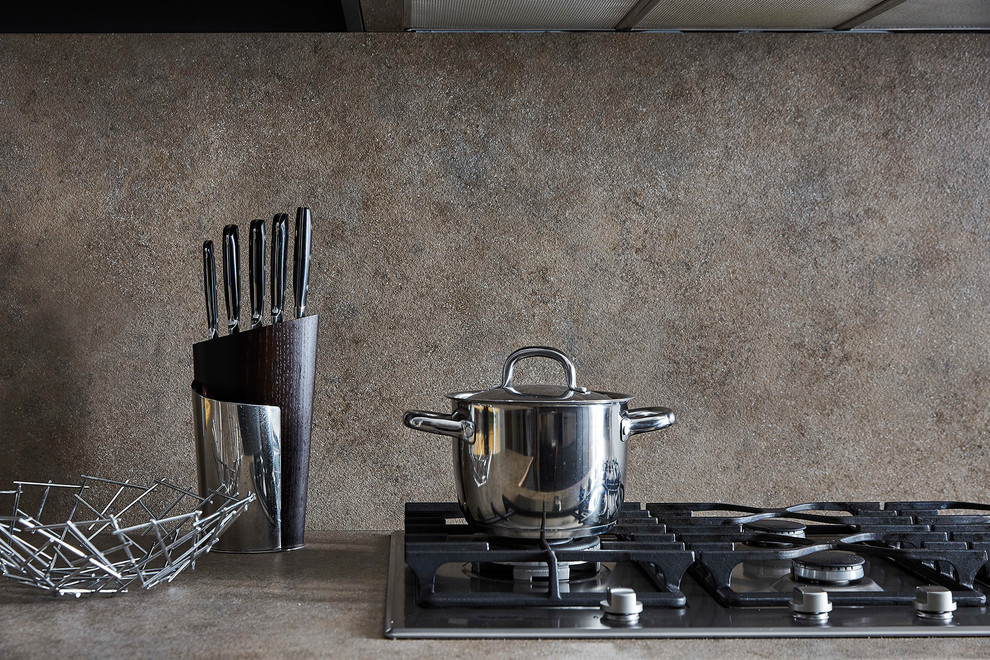 Esempio di una cucina moderna di medie dimensioni con lavello a doppia vasca, ante lisce, ante nere, paraspruzzi marrone, elettrodomestici da incasso, pavimento in legno massello medio e penisola