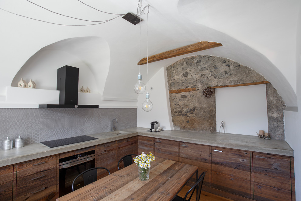 Bild på ett rustikt kök, med en undermonterad diskho, släta luckor, skåp i mörkt trä, bänkskiva i betong, grått stänkskydd, stänkskydd i porslinskakel, rostfria vitvaror, mellanmörkt trägolv och brunt golv