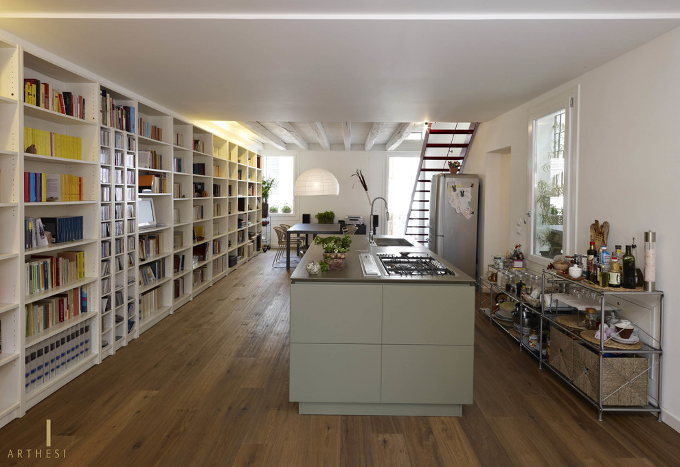 Eklektische Küche mit Unterbauwaschbecken, grünen Schränken, Quarzwerkstein-Arbeitsplatte, Küchengeräten aus Edelstahl, hellem Holzboden und Kücheninsel in Venedig