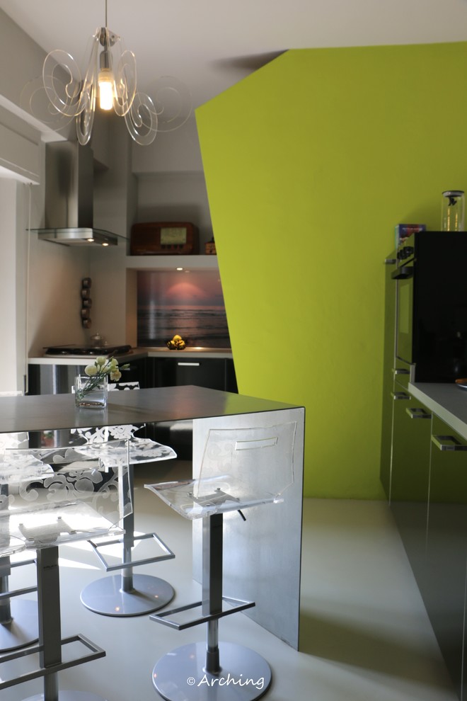 Inspiration för mellanstora moderna l-kök, med en enkel diskho, släta luckor, svarta skåp, laminatbänkskiva, grått stänkskydd och svarta vitvaror