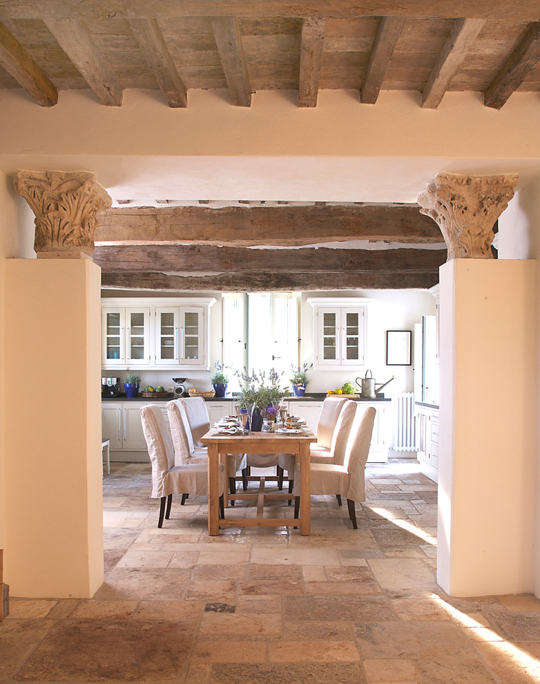 Cette photo montre une grande salle à manger ouverte sur la cuisine montagne avec un sol en calcaire et un sol beige.