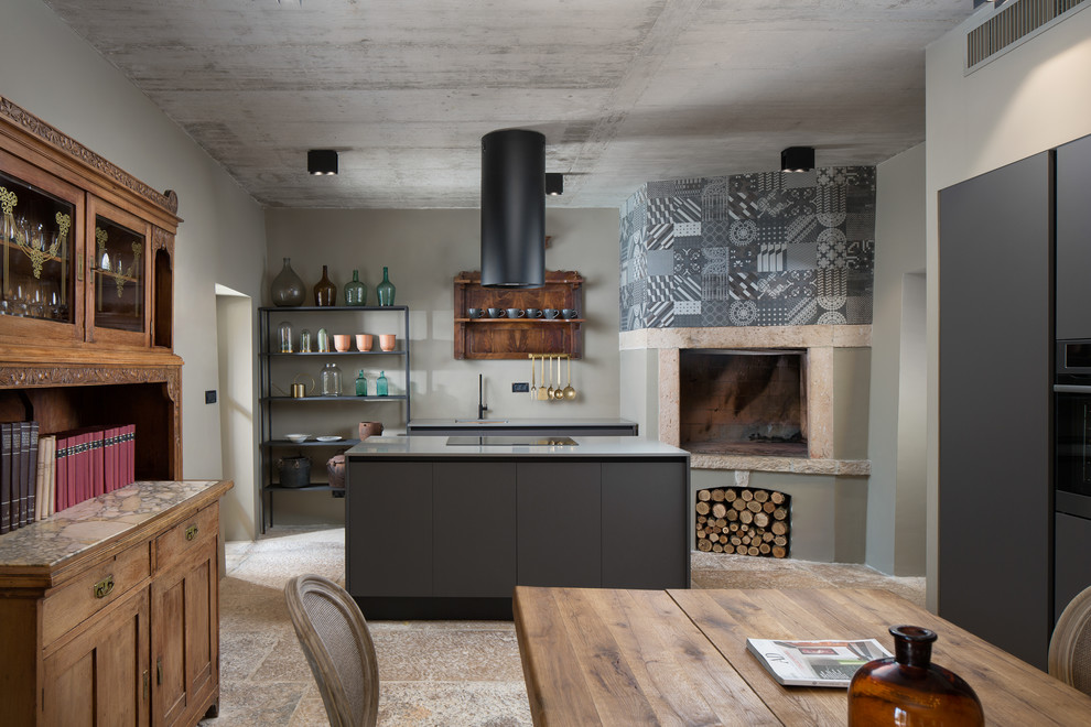 Esempio di una cucina mediterranea con ante lisce, ante grigie, pavimento marrone e top grigio