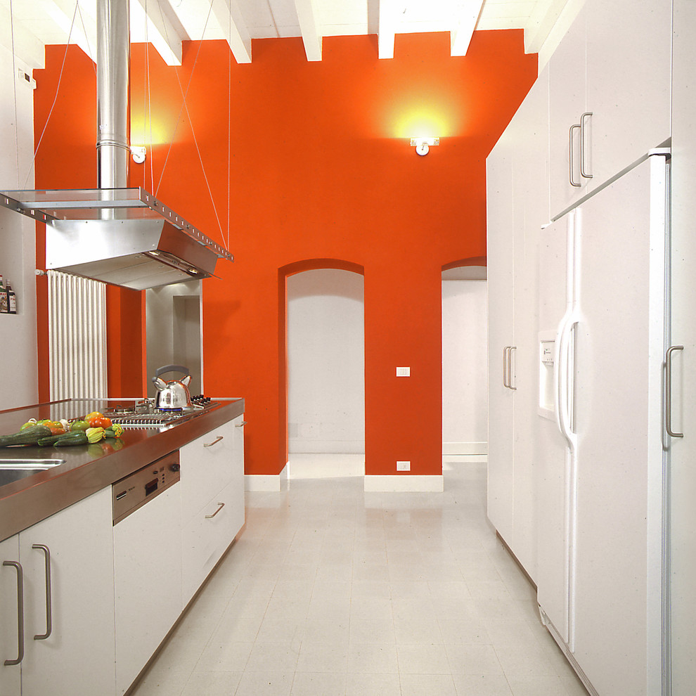 Пример оригинального дизайна: огромная прямая кухня-гостиная в современном стиле с тройной мойкой, плоскими фасадами, белыми фасадами, столешницей из нержавеющей стали, техникой из нержавеющей стали и полуостровом