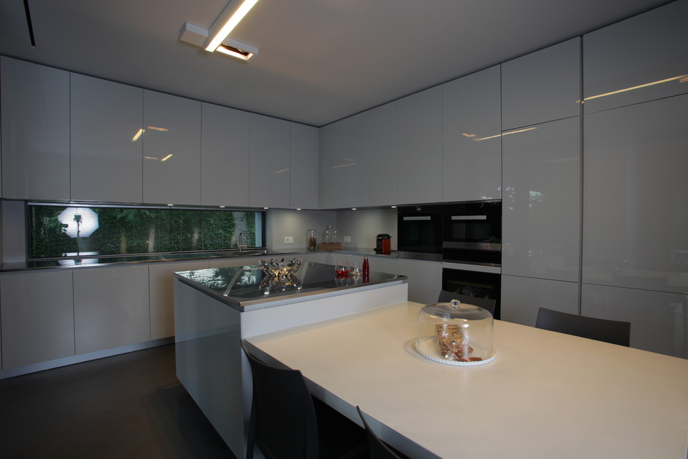 Inspiration for a contemporary kitchen in Milan.