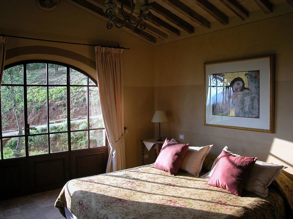 フィレンツェにあるカントリー風のおしゃれな寝室のインテリア