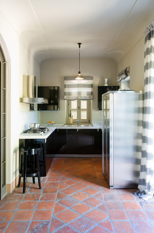 Geschlossene, Zweizeilige Moderne Küche mit Einbauwaschbecken, Marmor-Arbeitsplatte, Küchengeräten aus Edelstahl, Terrakottaboden und rotem Boden in Turin