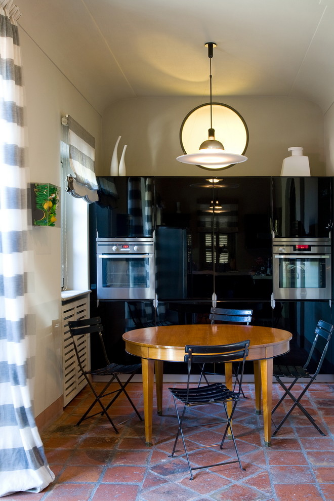 トゥーリンにあるモダンスタイルのおしゃれなキッチン (ドロップインシンク、大理石カウンター、シルバーの調理設備、テラコッタタイルの床、赤い床) の写真