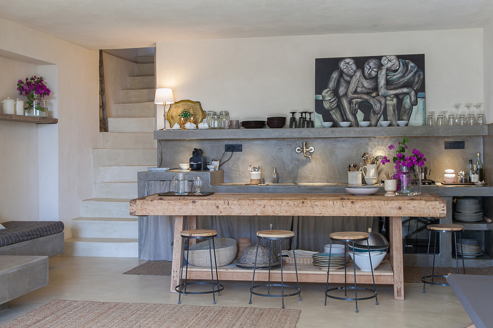 カターニア／パルレモにある中くらいなインダストリアルスタイルのおしゃれなキッチン (オープンシェルフ、グレーのキャビネット、コンクリートカウンター、グレーのキッチンパネル) の写真