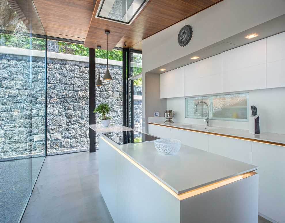 Идея дизайна: прямая кухня среднего размера в современном стиле с монолитной мойкой, стеклянными фасадами, белыми фасадами, фартуком из стекла, полом из керамогранита и островом