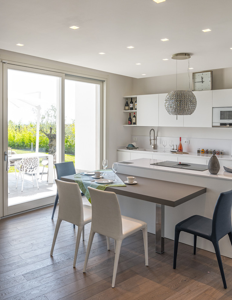 Foto di una cucina stile marinaro di medie dimensioni con lavello sottopiano, paraspruzzi bianco, parquet scuro, pavimento multicolore, top bianco e soffitto ribassato