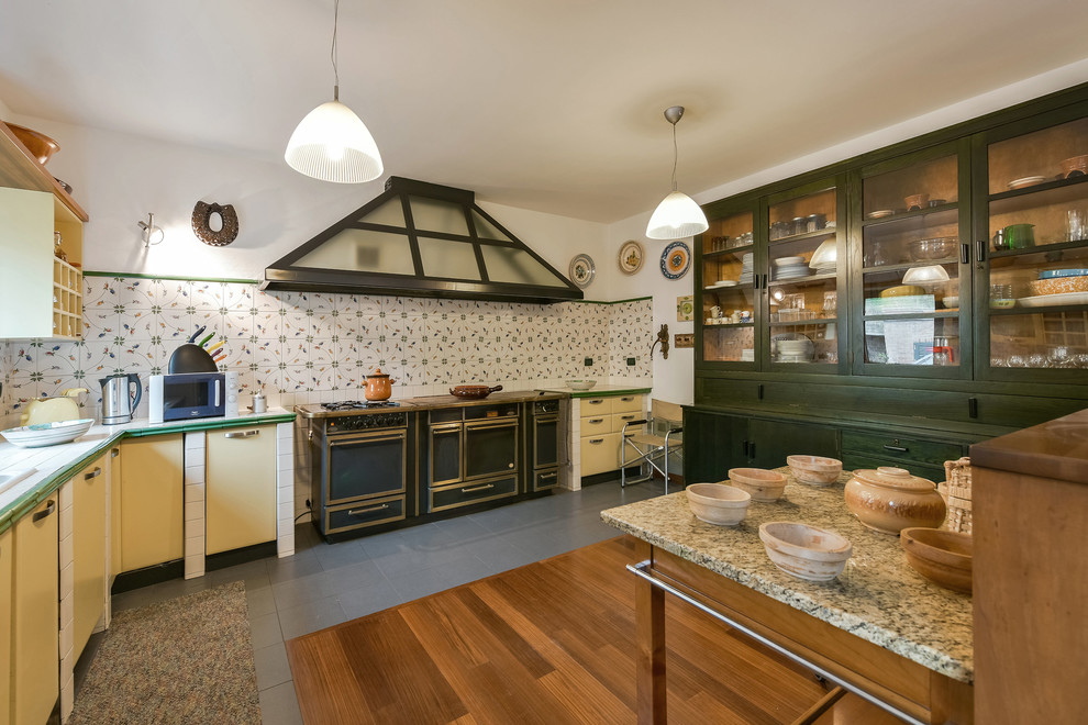 Idée de décoration pour une grande cuisine ouverte champêtre en L avec un évier 2 bacs, un placard à porte plane, plan de travail carrelé, une crédence en céramique et un sol en bois brun.