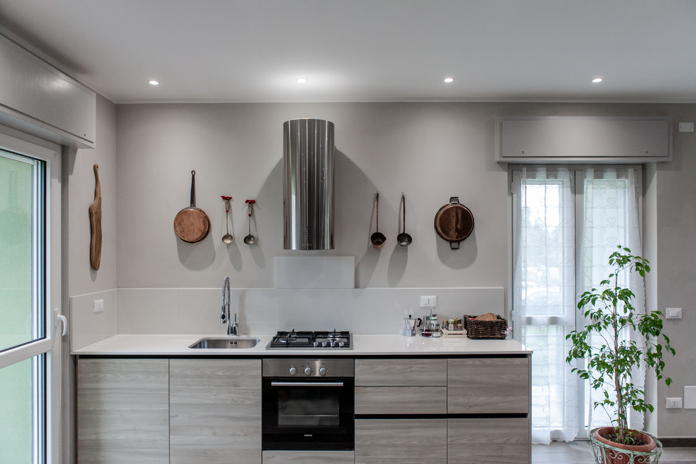 Exempel på ett mellanstort modernt vit linjärt vitt kök och matrum, med en enkel diskho, vitt stänkskydd, stänkskydd i keramik, marmorgolv och brunt golv