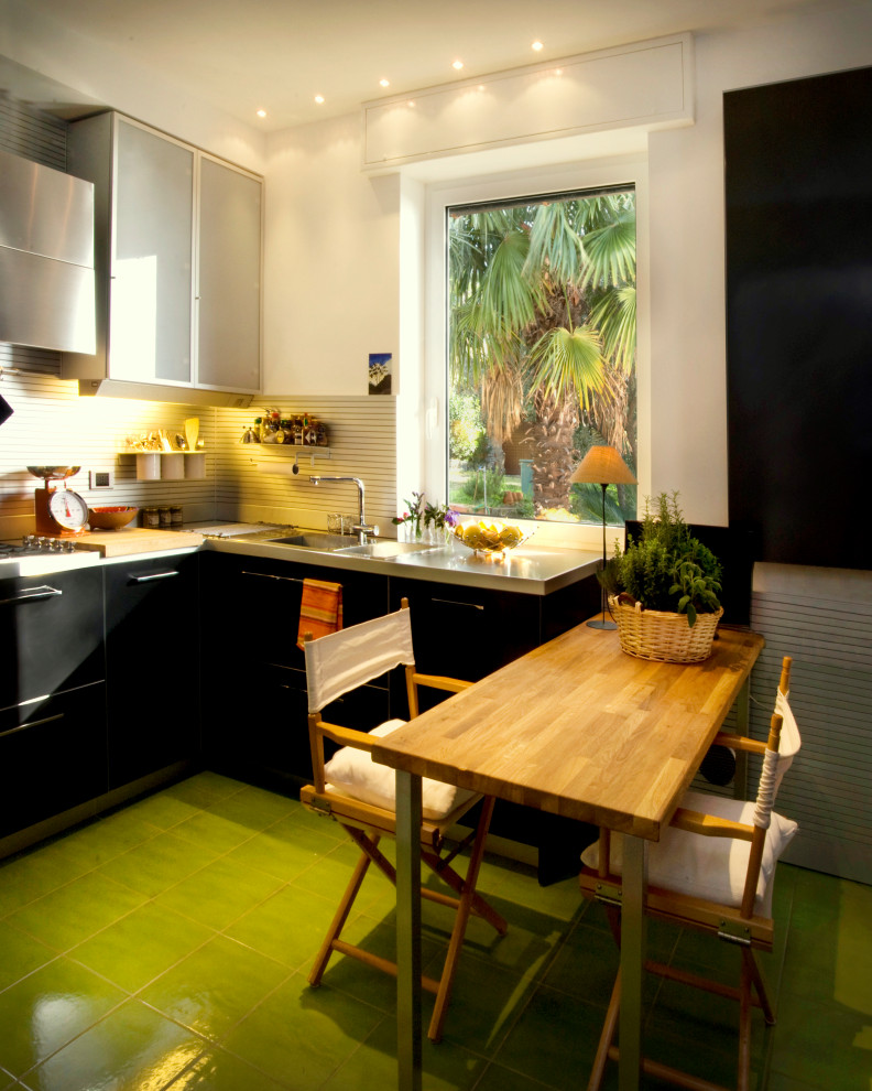 Cette image montre une cuisine minimaliste en L de taille moyenne avec un évier 2 bacs, un plan de travail en inox, un sol en carrelage de céramique et un sol vert.