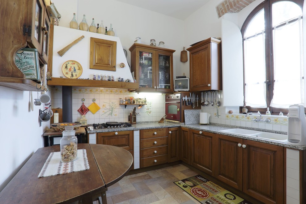 Kleine Landhaus Küche ohne Insel in L-Form mit Landhausspüle und Schränken im Used-Look in Florenz