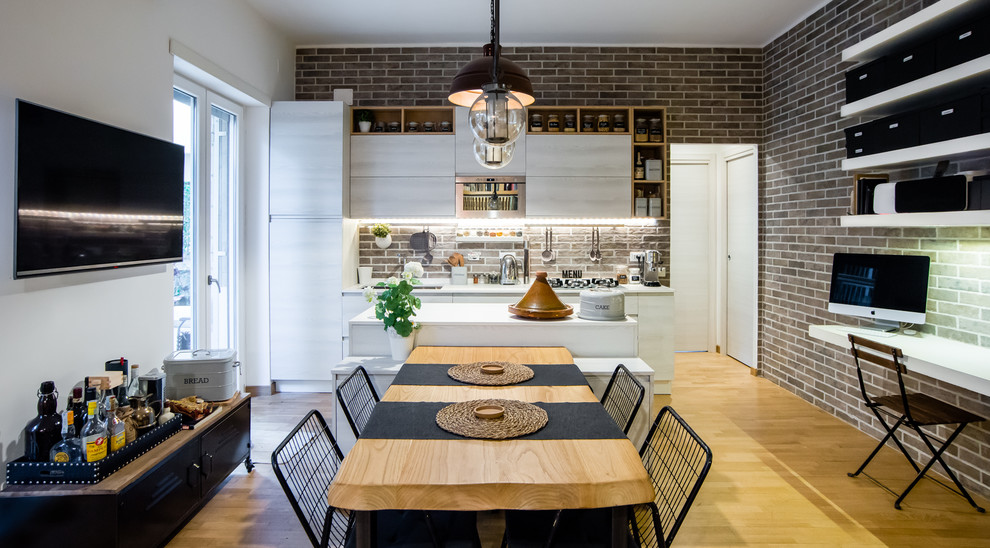 Cette image montre une cuisine américaine linéaire urbaine en bois clair de taille moyenne avec plan de travail en marbre, un électroménager en acier inoxydable, un sol en bois brun et îlot.