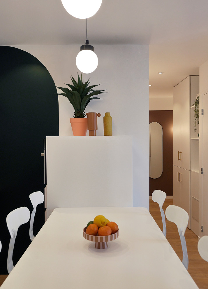 Idée de décoration pour une petite cuisine ouverte linéaire minimaliste avec un évier 1 bac, un placard à porte affleurante, des portes de placard rose, un plan de travail en stratifié, une crédence multicolore, une crédence en céramique, un électroménager blanc, un sol en vinyl, un sol beige et un plan de travail blanc.