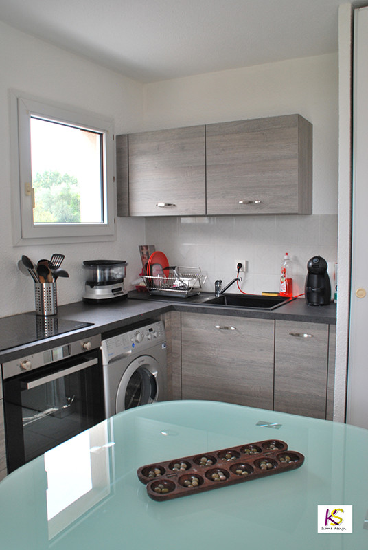 Foto på ett litet funkis kök, med en undermonterad diskho, laminatbänkskiva, rostfria vitvaror och vitt golv