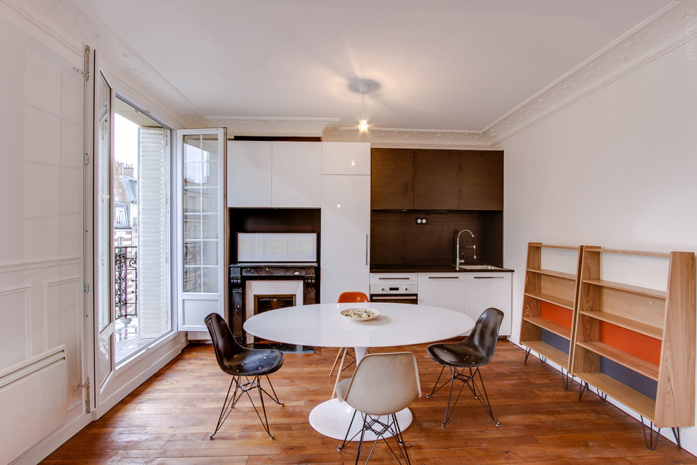 Inspiration for a small contemporary single-wall kitchen/diner in Paris with flat-panel cabinets, white cabinets, white splashback, dark hardwood flooring and no island.