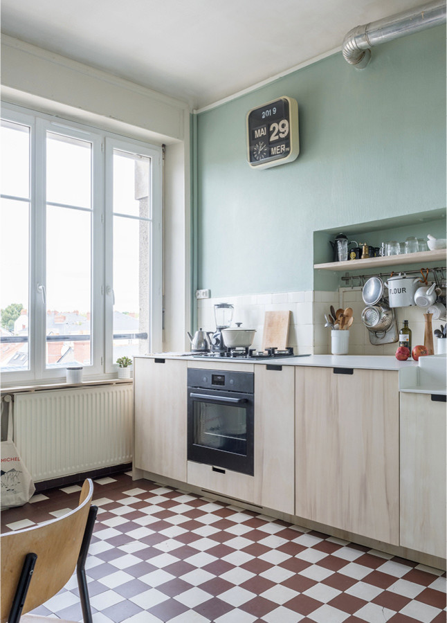 Idéer för ett litet nordiskt vit linjärt kök med öppen planlösning, med en rustik diskho, luckor med profilerade fronter, svarta vitvaror, klinkergolv i keramik, skåp i mellenmörkt trä, bänkskiva i koppar, vitt stänkskydd och stänkskydd i keramik