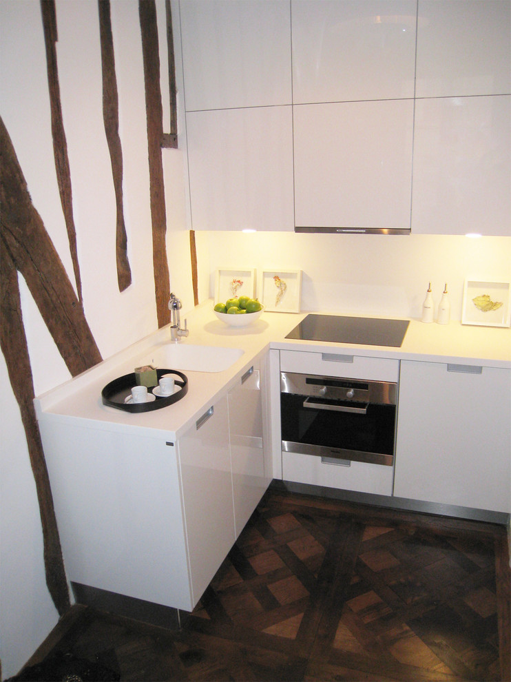 Foto di una cucina minimal con ante lisce e ante bianche