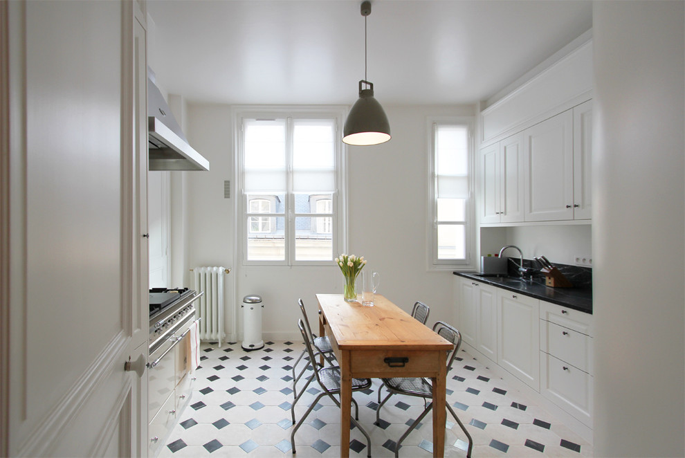 パリにある高級な広いミッドセンチュリースタイルのおしゃれなキッチン (アイランドなし) の写真