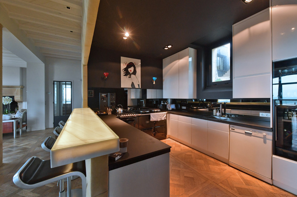 Cette photo montre une grande cuisine ouverte parallèle tendance avec un plan de travail en granite, îlot et plan de travail noir.