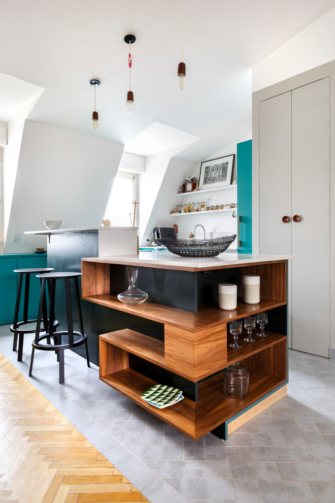 Moderne Küche in L-Form mit offenen Schränken, hellbraunen Holzschränken, Kücheninsel, grauem Boden und weißer Arbeitsplatte in Paris