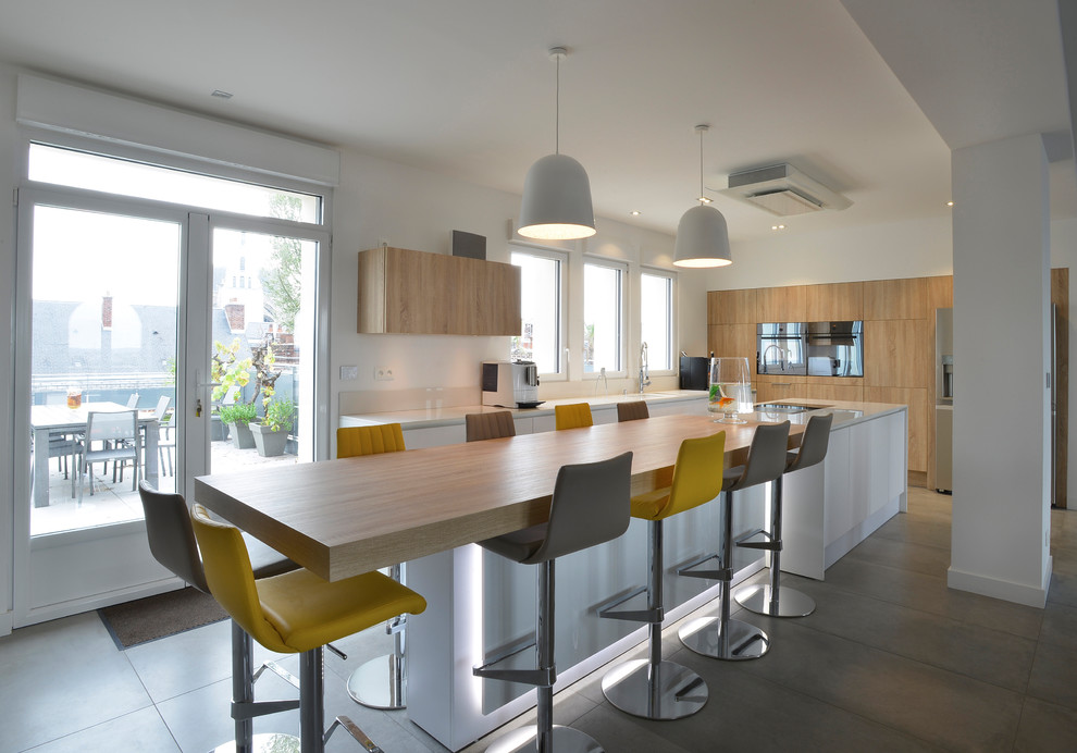 Идея дизайна: огромная кухня в современном стиле с полом из керамической плитки и серым полом