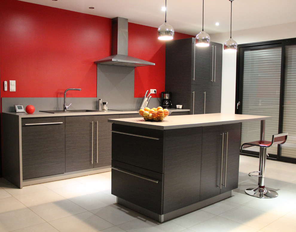 Zweizeilige Moderne Wohnküche mit flächenbündigen Schrankfronten, schwarzen Schränken, Küchenrückwand in Grau, Küchengeräten aus Edelstahl und Kücheninsel in Saint-Etienne