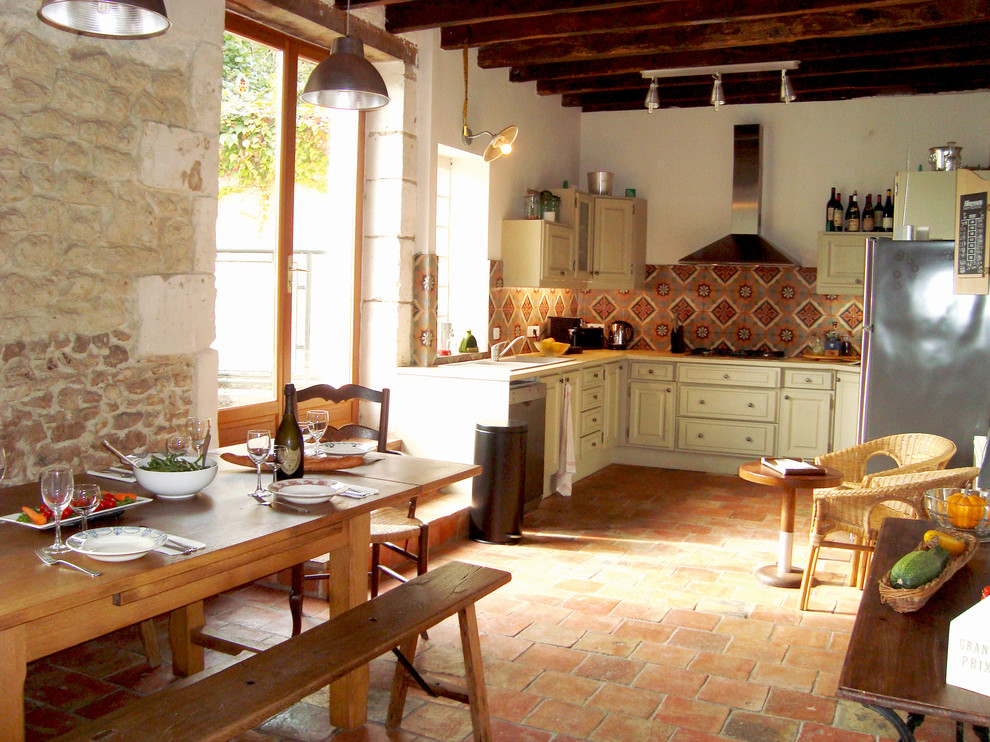 Large farmhouse l-shaped open plan kitchen in Angers with ceramic splashback, terracotta flooring, orange floors, beige worktops, a submerged sink, beaded cabinets, beige cabinets and multi-coloured splashback.