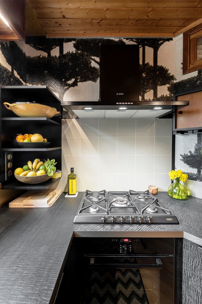 Idee per una piccola cucina contemporanea con ante nere e top in laminato