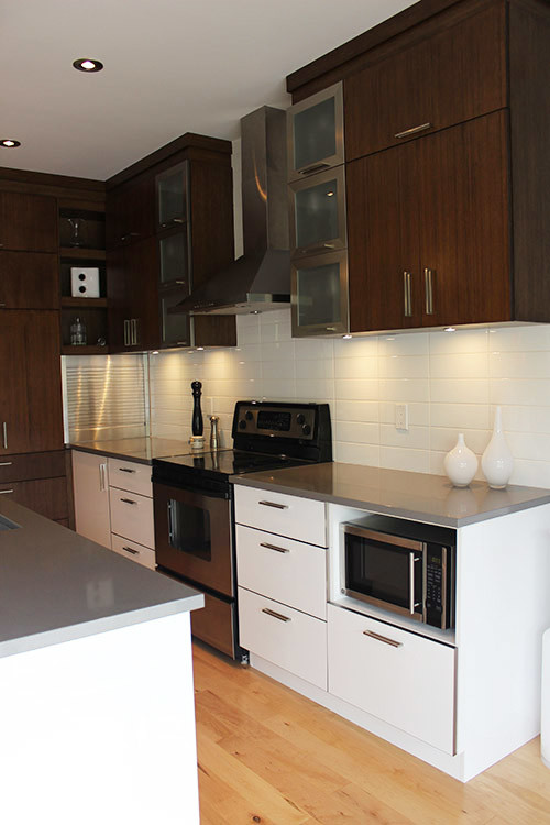 This is an example of a contemporary kitchen in Montreal.