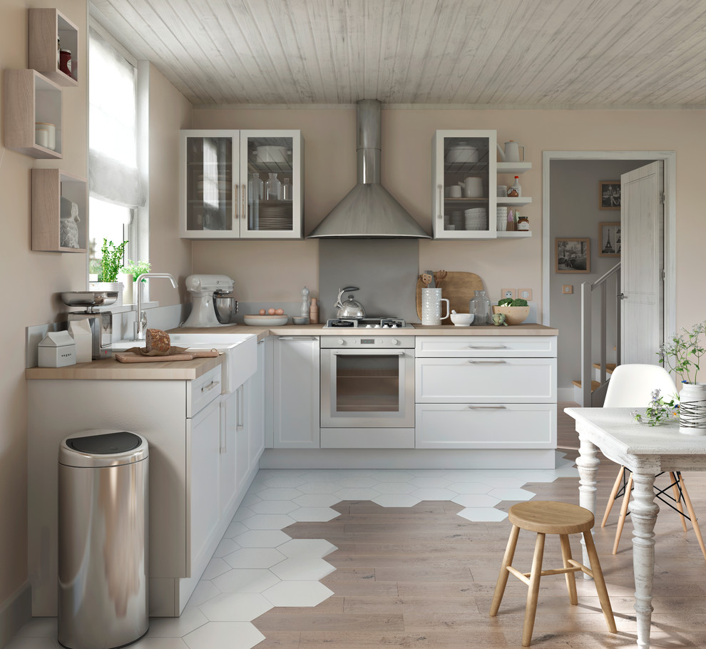 Inspiration för mellanstora moderna kök, med en rustik diskho, vita skåp, träbänkskiva, stänkskydd med metallisk yta, stänkskydd i metallkakel, vita vitvaror och klinkergolv i keramik