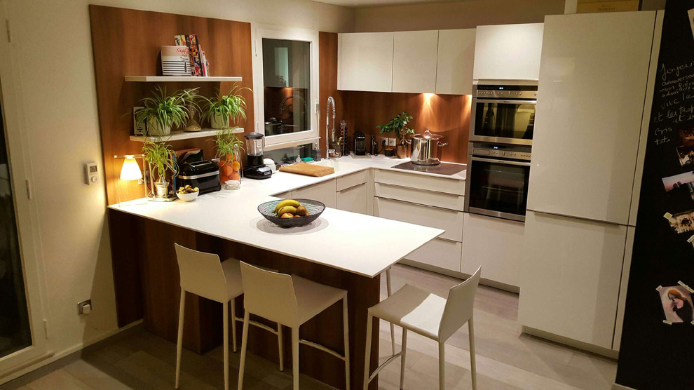 Immagine di una cucina minimal di medie dimensioni con penisola