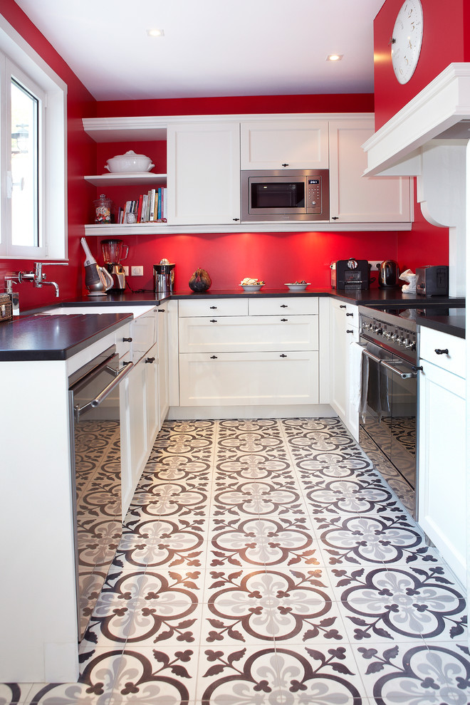 Immagine di una cucina ad U classica chiusa e di medie dimensioni con ante bianche, pavimento con piastrelle in ceramica e nessuna isola