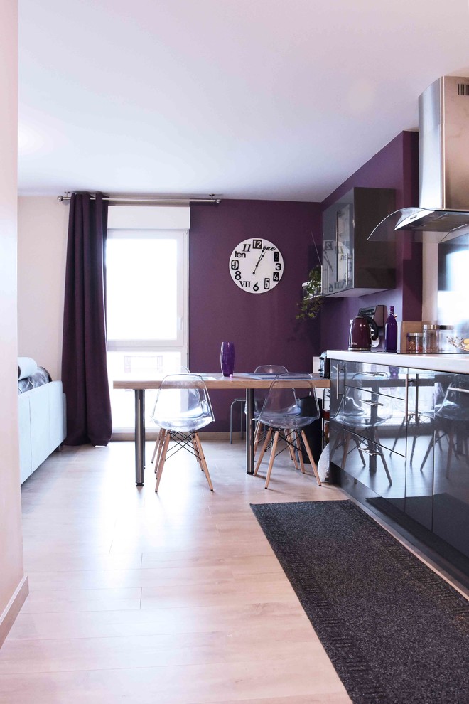 На фото: прямая кухня среднего размера в стиле модернизм с обеденным столом, плоскими фасадами, серыми фасадами, столешницей из ламината, полом из ламината и бежевым полом