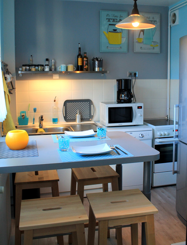 Idées déco pour une petite cuisine linéaire scandinave fermée avec un évier 2 bacs, une crédence blanche et îlot.
