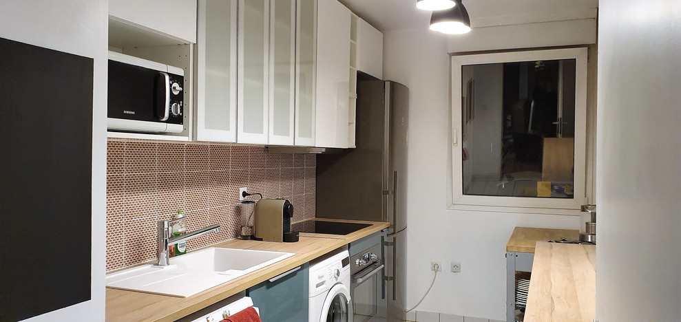 Foto di una piccola cucina parallela eclettica chiusa con lavello sottopiano, ante di vetro, ante turchesi, top in laminato, paraspruzzi con piastrelle in ceramica, pavimento con piastrelle in ceramica e pavimento bianco